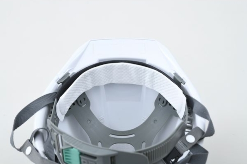 ヘルメットに取り付けた、ひたいの汗とりパッド